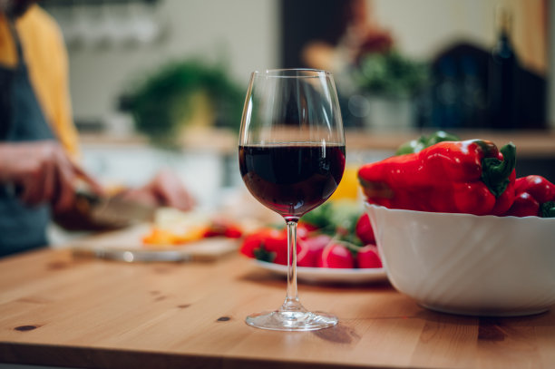 红酒装在杯子里，放在厨房柜台上图片下载