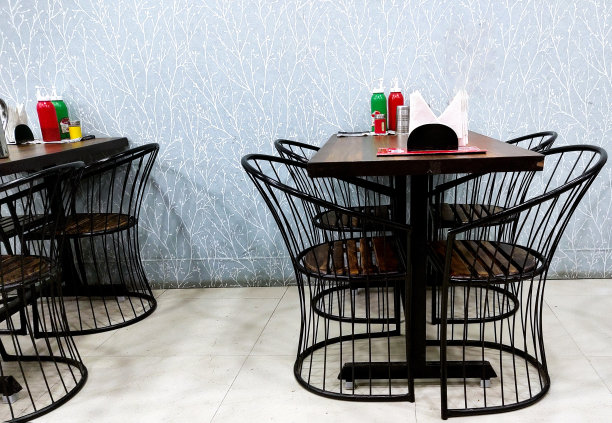 现代餐厅用餐的空桌子图片下载