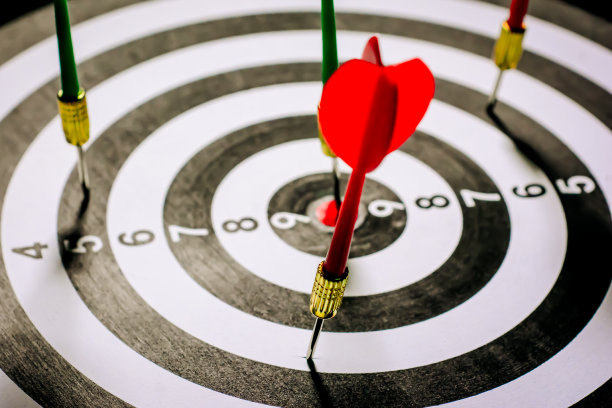 飞镖击中飞镖板目标的中心。成功商业的概念。实现业务目标。图片下载
