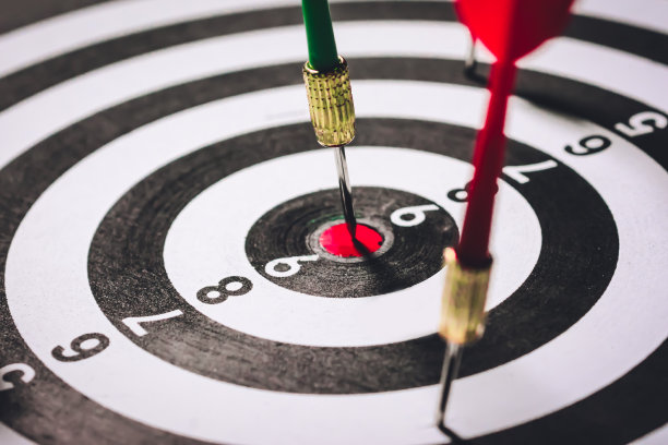 飞镖击中飞镖板目标的中心。成功商业的概念。实现业务目标。图片下载