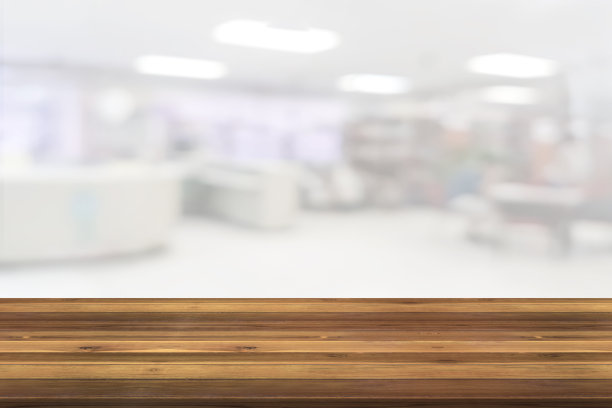 空木板空间平台与图书馆模糊背景图片下载