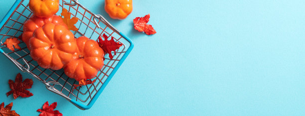 秋季购物设计概念背景与购物车，枫叶和南瓜。图片下载