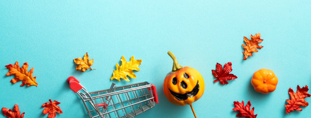 创意万圣节秋季购物设计概念背景与南瓜，树叶和复制空间。图片下载