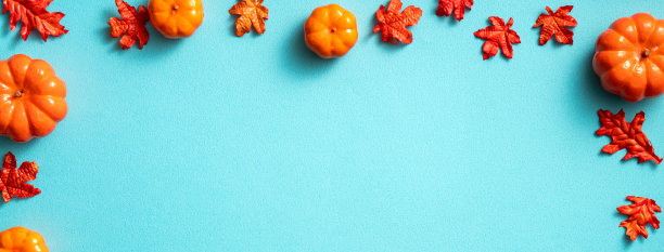 创意万圣节秋季购物设计概念背景与南瓜，树叶和复制空间。图片下载