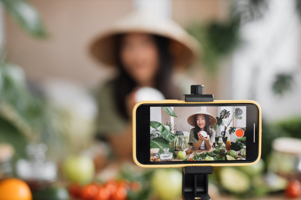 亚洲美女博主戴着传统的锥形帽子，用椰子做冰沙当早餐图片下载