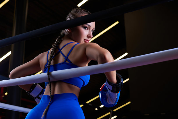 充满力量的女孩站在拳击台角落，准备迎接下一轮爆发图片下载