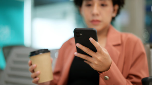 妇女使用无线技术工作图片下载