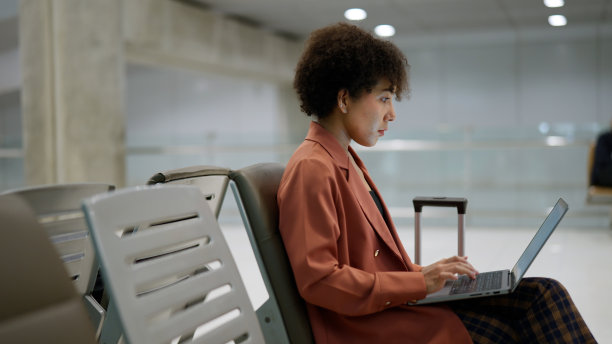 亚洲妇女在机场努力工作图片下载