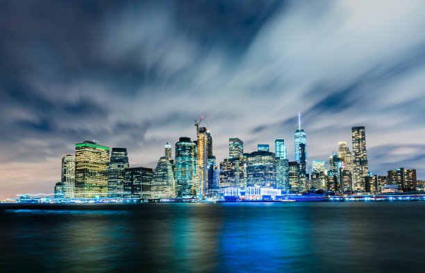 曼哈顿夜晚的全景天际线。美国纽约市。图片下载