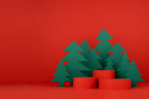 圣诞艺术三圆柱形讲台和红色舞台，用于展示礼物，化妆品，商品，绿色纸云杉卡通风格，复制空间。新年广告模板设计。图片下载