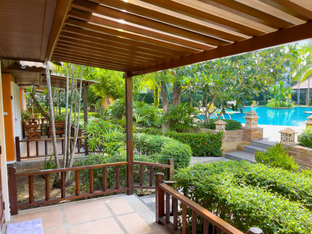 热带度假别墅，游泳池和花园的露台图片下载