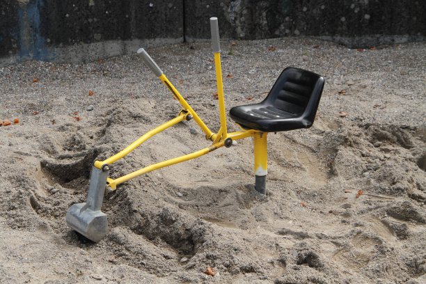 一个带挖掘机的沙箱图片下载