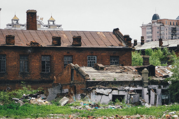 一所房子和另一所房子的废墟在它的旁边图片下载