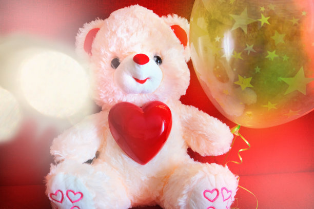 有爱心的玩具熊。在家准备一个浪漫的假期，晨光柔和。情人节，生日和爱的概念图片下载