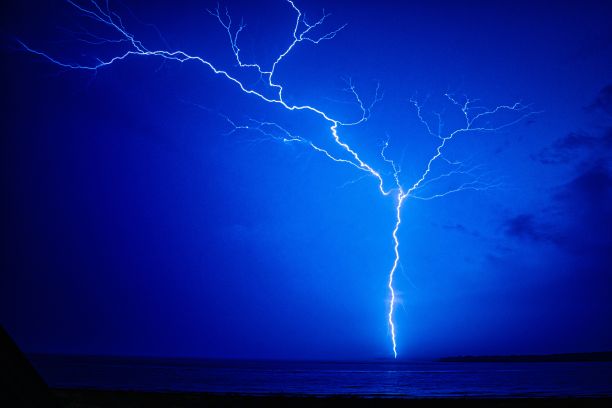 南卡罗莱纳西布鲁克岛海滩上闪电击中的迷人景色图片下载
