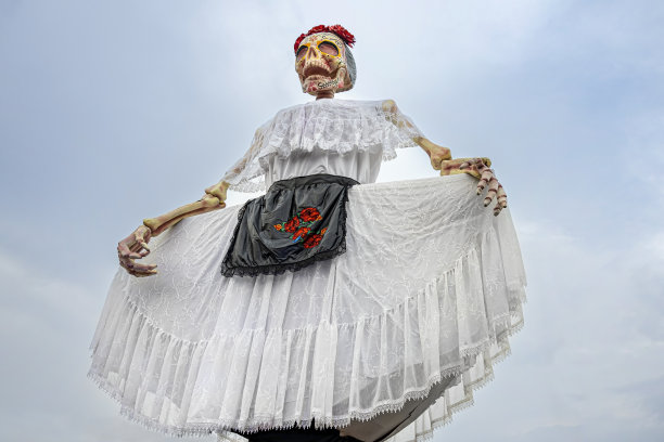 在亡灵节上，人们用巨大的墨西哥卡特琳娜雕像为一位优雅的已故女性命名。图片下载