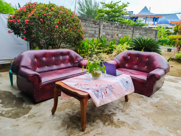 户外一张旧沙发的照片图片下载
