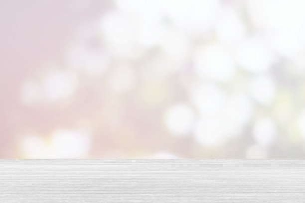 白色木桌，模糊的白色散景背景，适合产品展示。图片下载