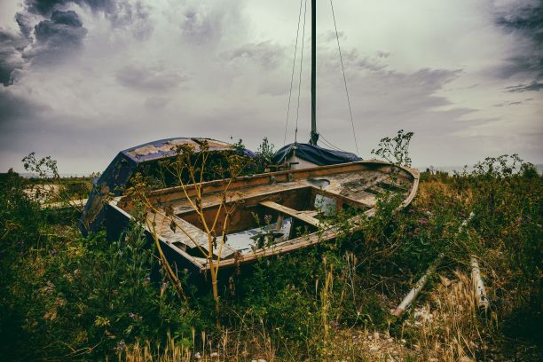 在一个阴天，一艘古船在森林里的特写镜头图片下载