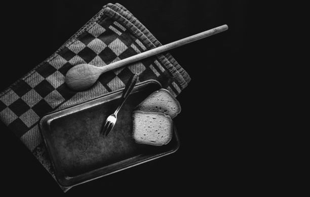 灰色视角的厨房毛巾与木勺，浅盘和饼干图片下载