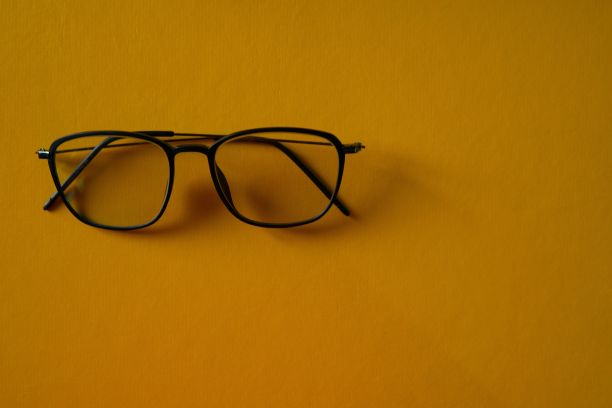眼镜被孤立在橙色的背景上图片下载