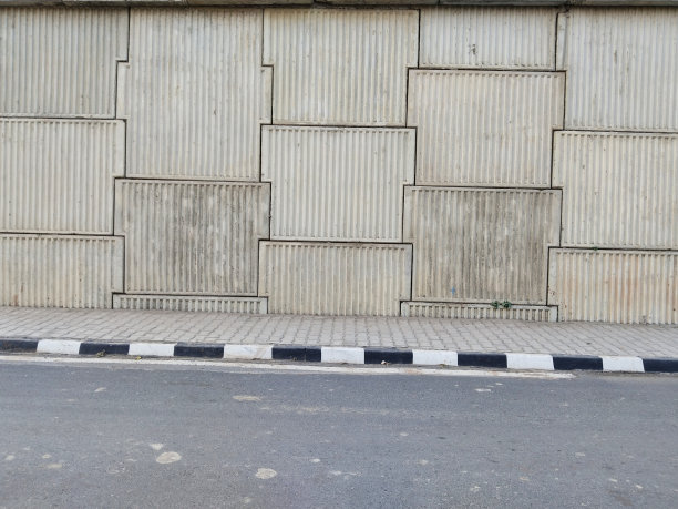 印度高速公路桥墩和人行道图片下载