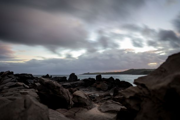 太阳从岩石海岸升起的美丽照片图片下载