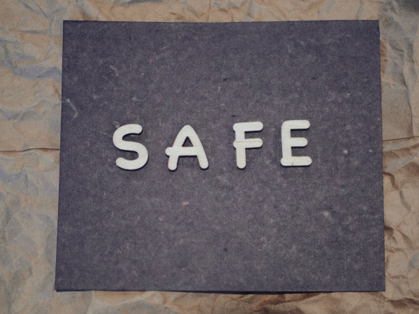 在灰色和黑色背景的木制字母安全图片下载