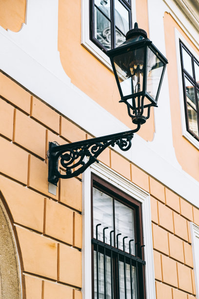 路灯附在建筑物墙壁上，全框图片下载