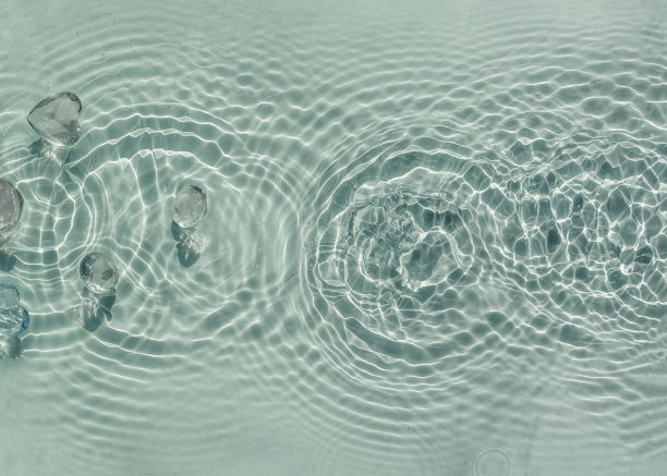 抽象化妆品水背景用于水疗和保湿医疗化妆品。蓝色的水质地，蓝色的水面带着波纹。Spa概念背景。图片下载