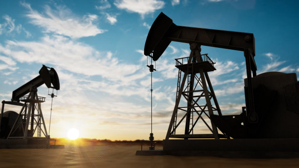 在沙漠中开采石油的油泵图片下载