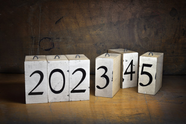 2023年，2024年，2025年用木块写在旧的旧木板的黑色背景上图片下载