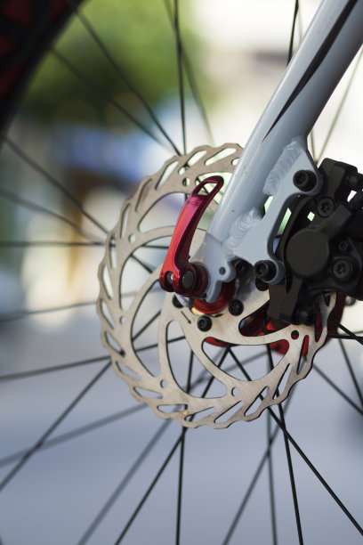 自行车车轮的辐条和制动器图片下载
