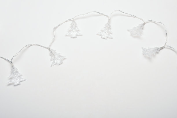 白色背景上的圣诞树形状的圣诞彩灯图片下载