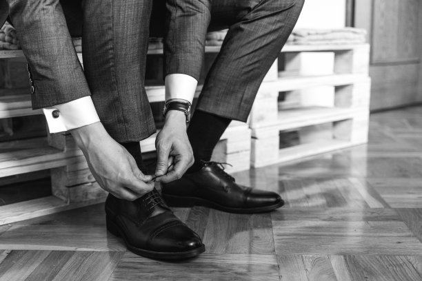 穿着正装系鞋带的男人图片下载