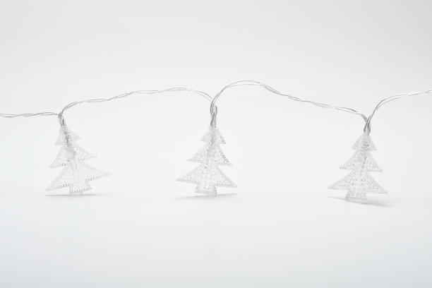 白色背景上的圣诞树形状的圣诞彩灯图片下载