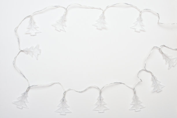 白色背景上的圣诞树形状的圣诞彩灯图片下载