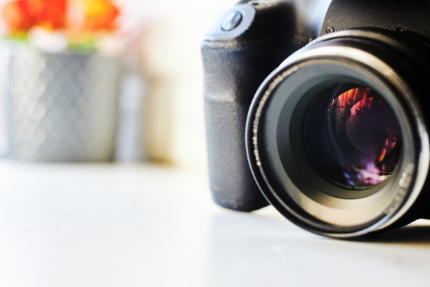 照相机放在桌子上图片下载