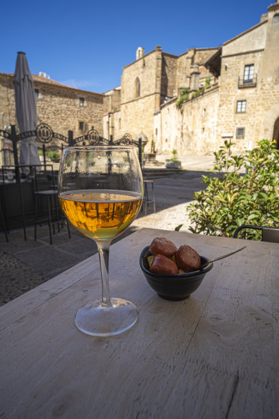 一杯冰凉的啤酒和一份土豆猪肉香肠开胃酒的特写照片图片下载