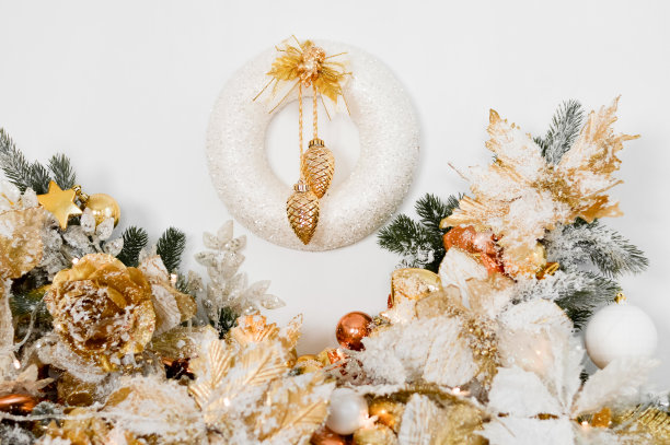 一个传统的明亮的圣诞花环挂在壁炉上方的白墙上。圣诞装饰音乐会图片下载