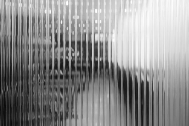 白色垂直玻璃条纹墙背景反射室内房间。图片下载