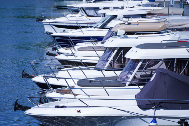 停泊在港口的船只和游艇。图片下载