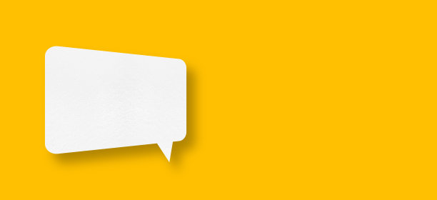 演讲气球形状的白纸孤立在黄色背景上图片下载