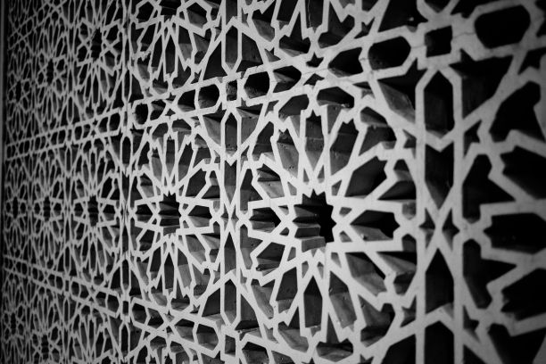 阿拉伯风格的墙的灰度特写镜头图片下载