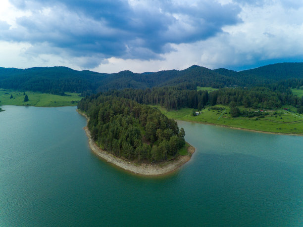 圆网养殖淡水鱼。欧洲的Rhodope山脉图片下载