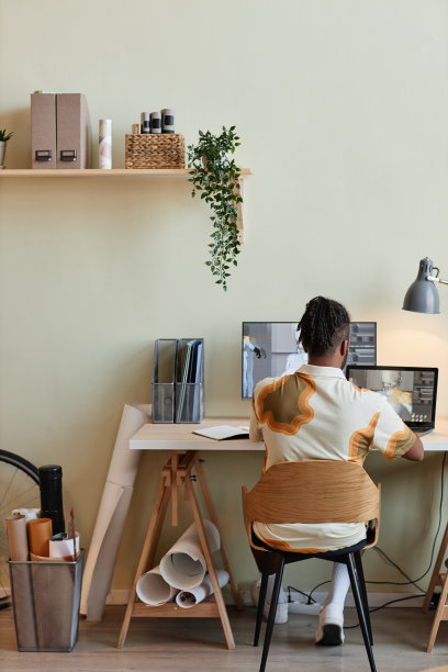 有创意的黑人正在建立数字3D模型图片下载