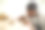男艺术家在陶艺工作室装饰手工瓷碗图片下载
