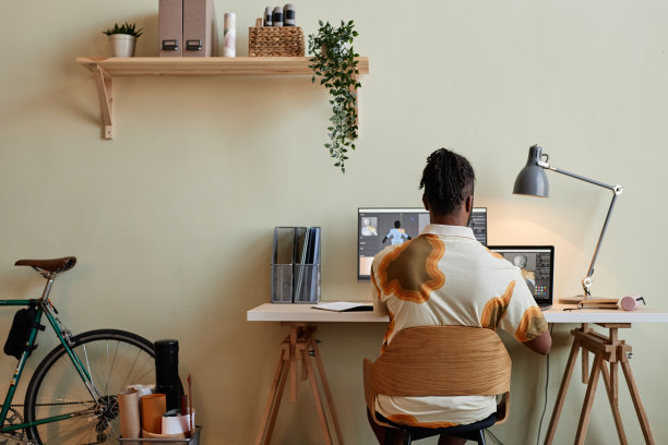 黑人在家庭办公室制作数字3D模型图片下载