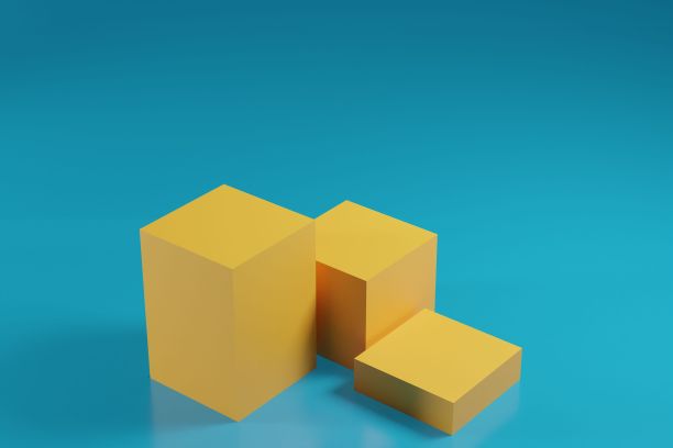 三个黄色立方体裙台产品显示蓝色背景场景与几何形式。三维渲染图片下载