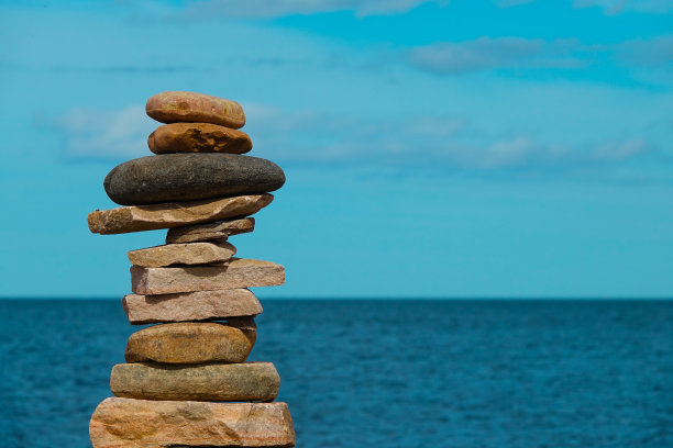 一堆石头。石塔与海洋模糊的背景图片下载